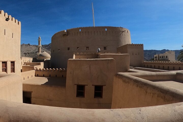 Private 2-Day Guided Tour with Nizwa Friday Market Visit - Image 2