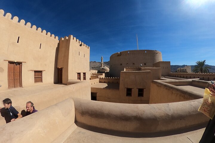 Private 2-Day Guided Tour with Nizwa Friday Market Visit - Image 1