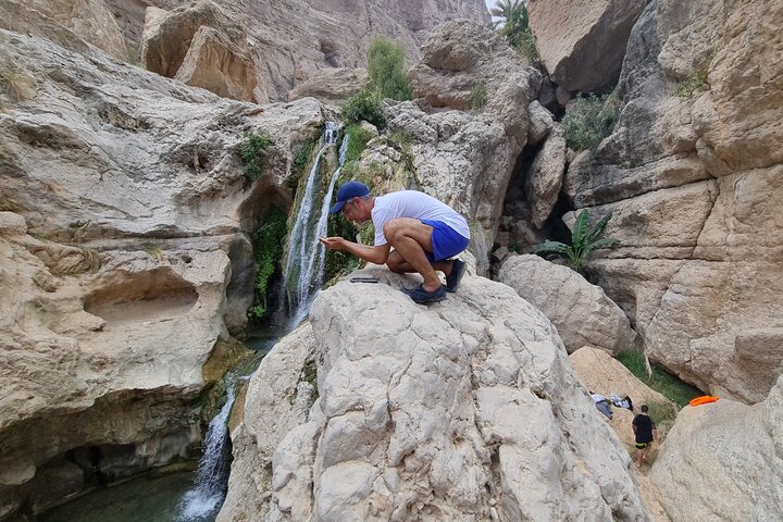 Private Full-Day Wadi Tiwi and Bimmah Sinkhole Tour from Muscat - Image 1