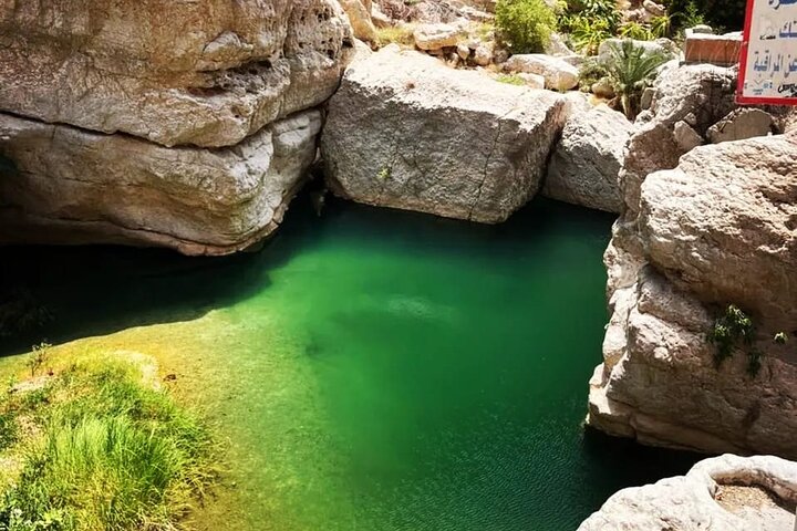 Wadi Shab Adventure & Bimmah Sinkhole and Fins White Beach Full Day Tour  - Image 4