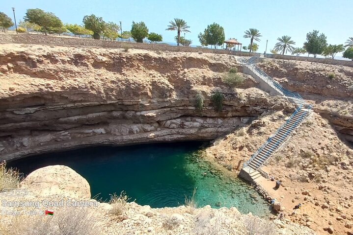 Wadi Shab Adventure & Bimmah Sinkhole and Fins White Beach Full Day Tour  - Image 3