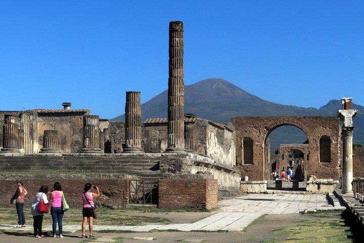 Capri, Sorrento and Pompeii - one day Tour from Naples - Image 4