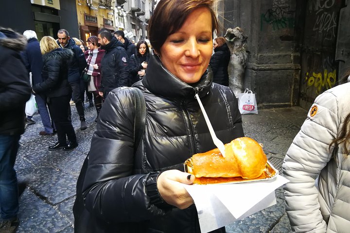 Church and sfogliatella in Naples - Image 3