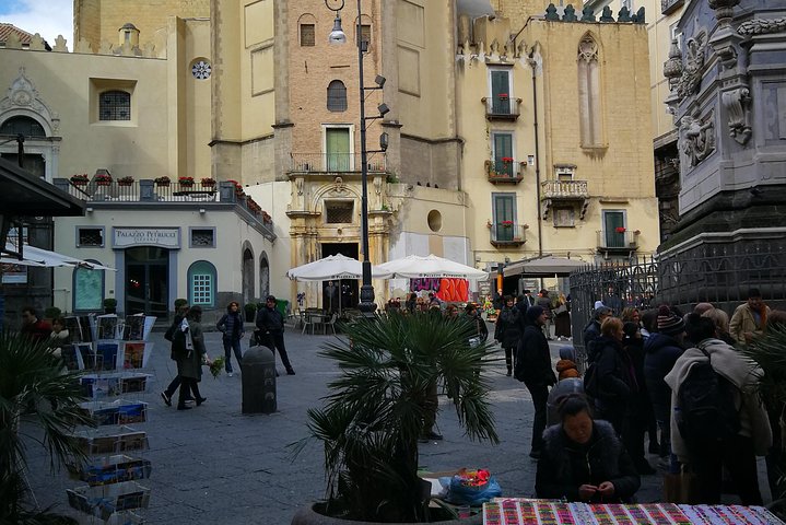 Church and sfogliatella in Naples - Image 4