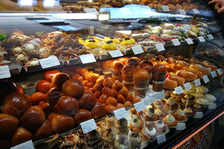 Church and sfogliatella in Naples - Image 2