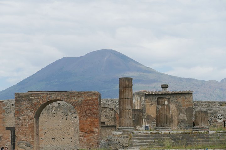 Discovering Pompeii and Vesuvius - VIP tour/Small group - Image 1