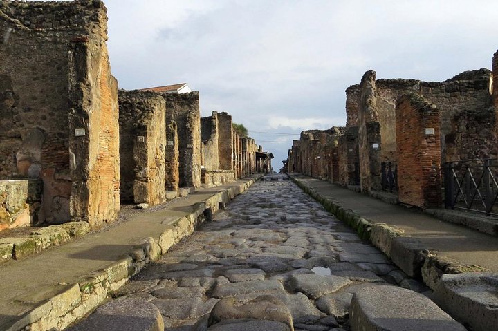 From Naples or Sorrento: Private tour of Pompeii, wine tasting & lunch - Image 4