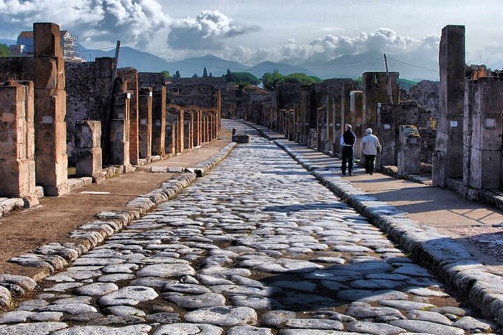 Guided visit by an Archaeologist to the Ruins of Pompeii from Naples - Image 3