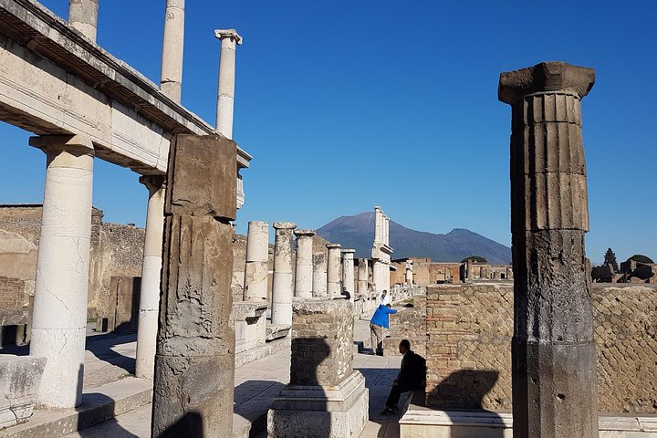 Pompeii and Herculaneum guided tour with an English-speaking archaeologist - Image 2