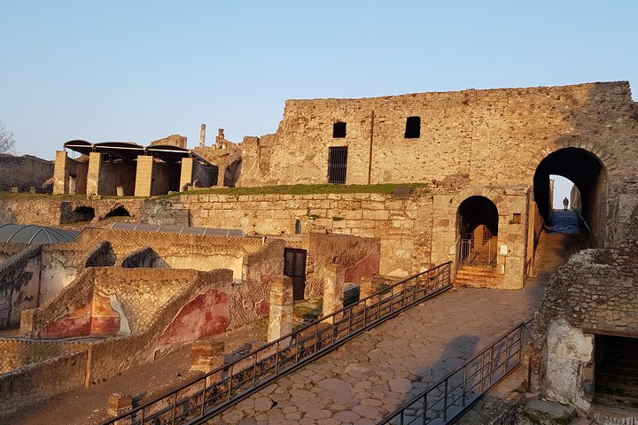 Pompeii and Herculaneum guided tour with an English-speaking archaeologist - Image 1
