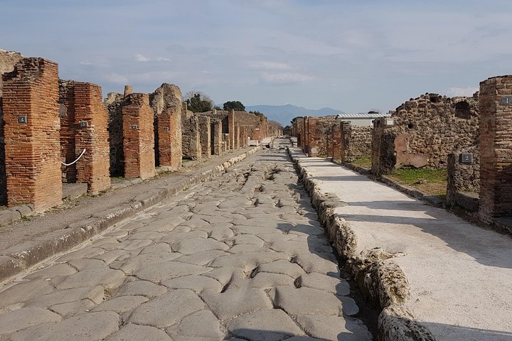 Pompeii and Herculaneum guided tour with an English-speaking archaeologist - Image 3