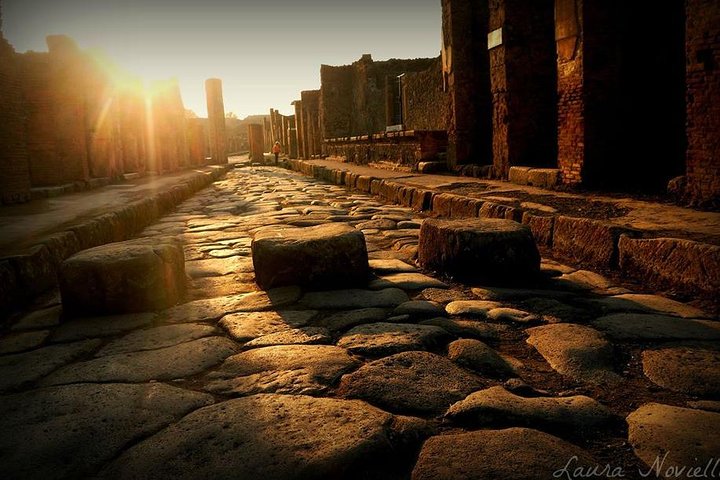 Pompeii private small group tour - 4 hours including transfers - Image 1