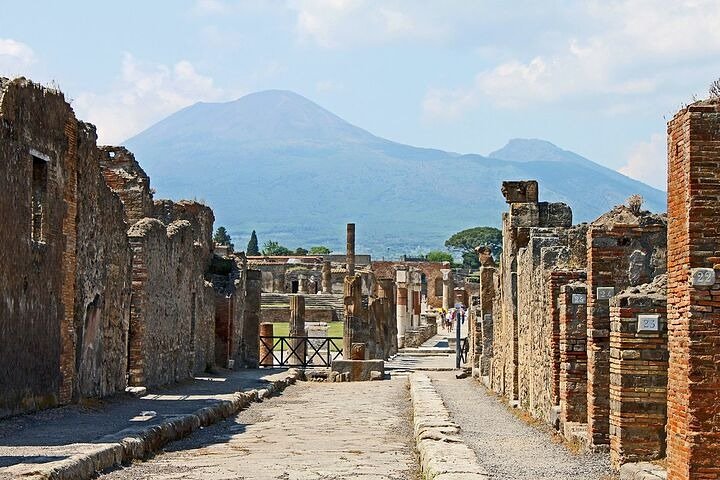 Pompeii-Vesuvius Combined Tour with Pizza for lunch - Image 1