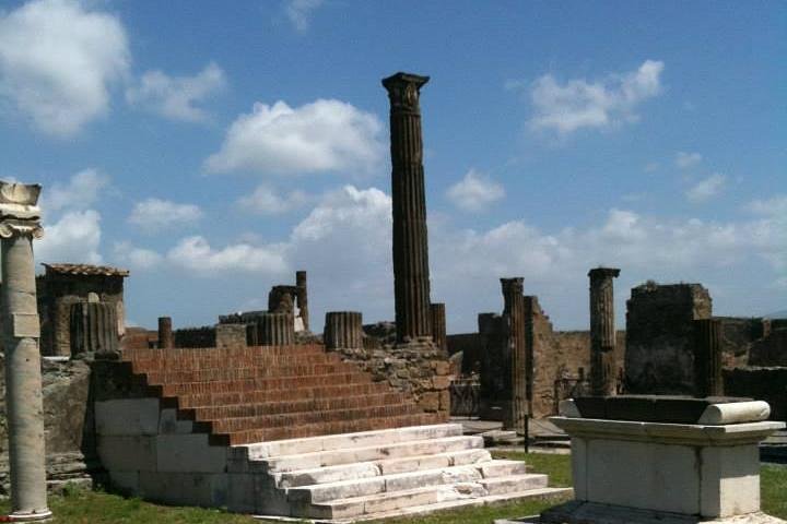 Semi Private Tour to Pompeii Ruins with a private guide and Pizza in Naples - Image 4