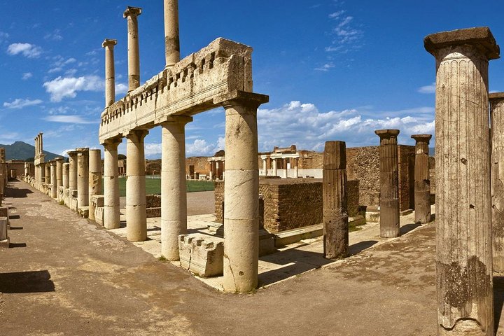 Shore excursion of Pompeii, Vesuvius, Herculaneum. - Image 4