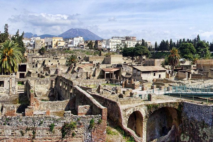Shore excursion of Pompeii, Vesuvius, Herculaneum. - Image 1