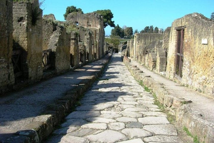 Shore excursion Pompeii Vesuvius and winery visit - Image 2