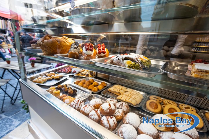 Streetfood: an ancient market in Naples, vegetarian opt. as well - Image 4