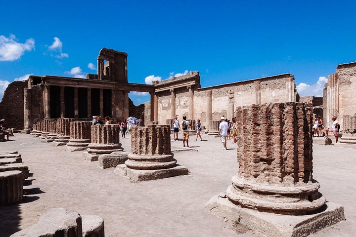 Tour of Pompeii - Image 1