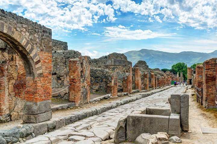 Tour of Pompeii - Image 2