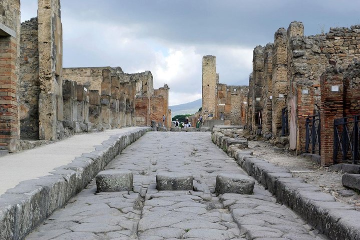 Tour of Pompeii+Herculaneum+National Archaeological Museum of Naples (Full Day) - Image 4