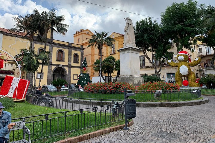 Tour of the City of Sorrento with beautiful Christmas decorations - Image 5