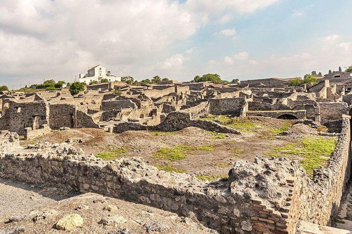 Transfer from Rome to Naples with stop 2 hours at Pompeii excavations - Image 2