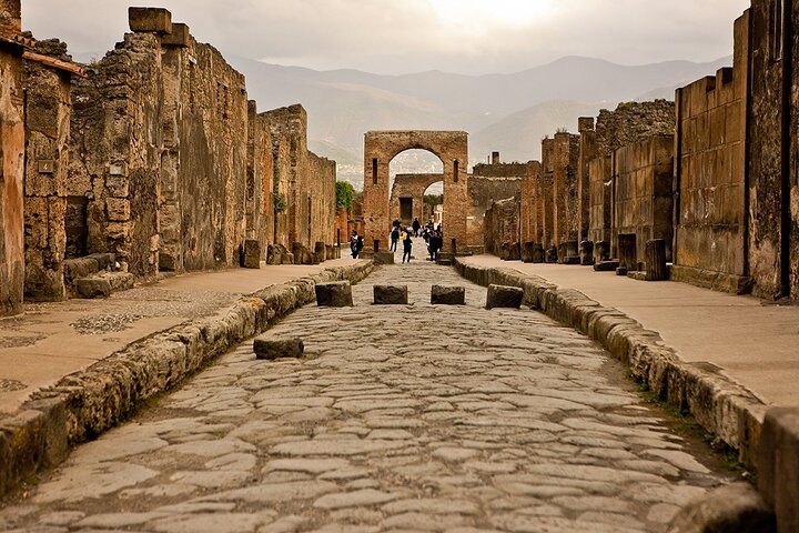 Transfer from Sorrento to Naples with stop at Pompeii 2hrs - Image 4