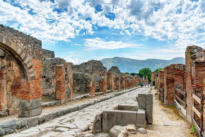 Transfer Naples to Amalfi and stop in Pompeii - Image 1