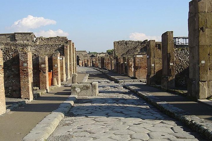 Transfer Naples to Ravello and stop in Pompeii - Image 1