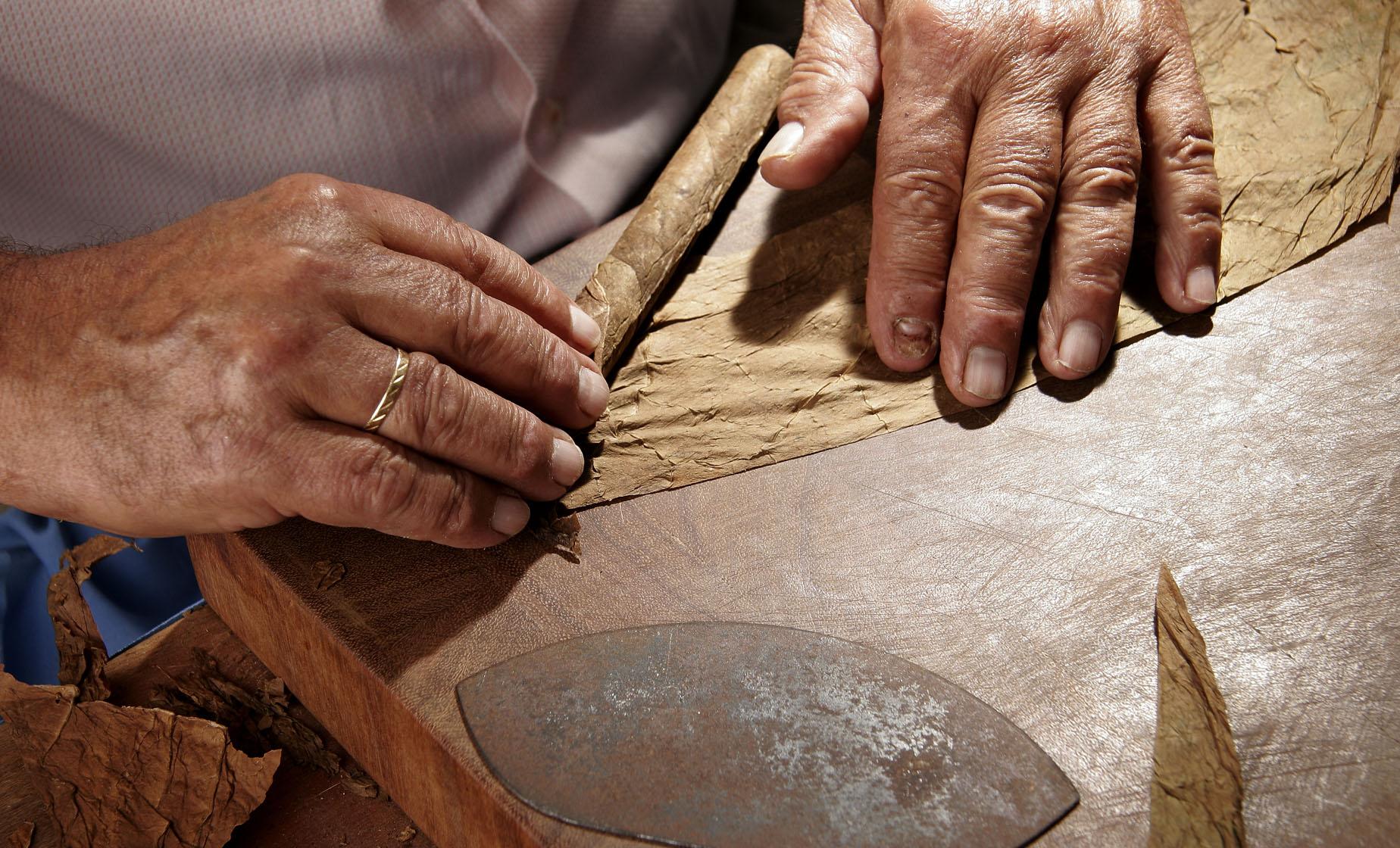 Cigar Rolling With Rum Tasting - Image 1