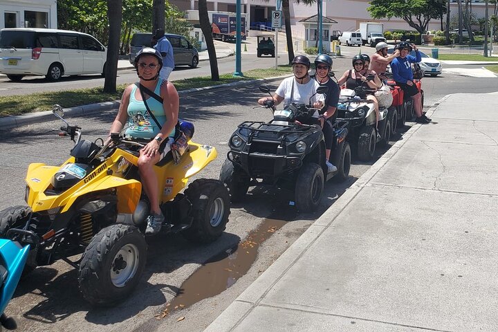  Island Tour Nassau (Beach and Bahamian lunch stop, free pickup) - Image 1