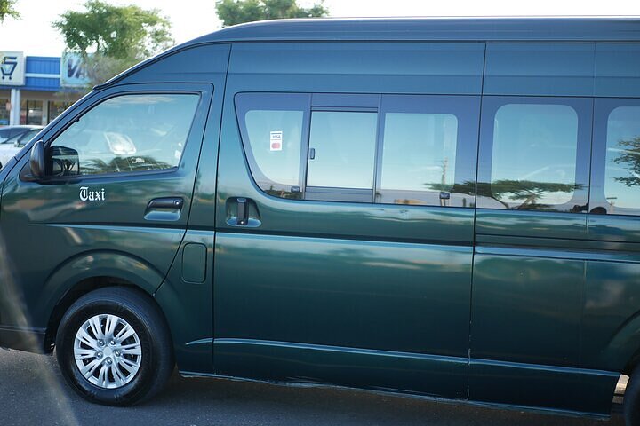 Pick up & Drop off Transfer From Anywhere in Nassau to Arawak Cay - Image 5