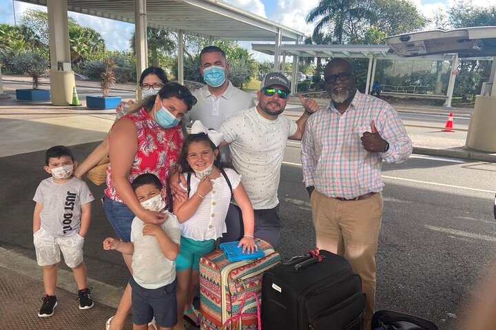 Round Trip Private Airport To Hotel Transfer in Nassau - Image 1