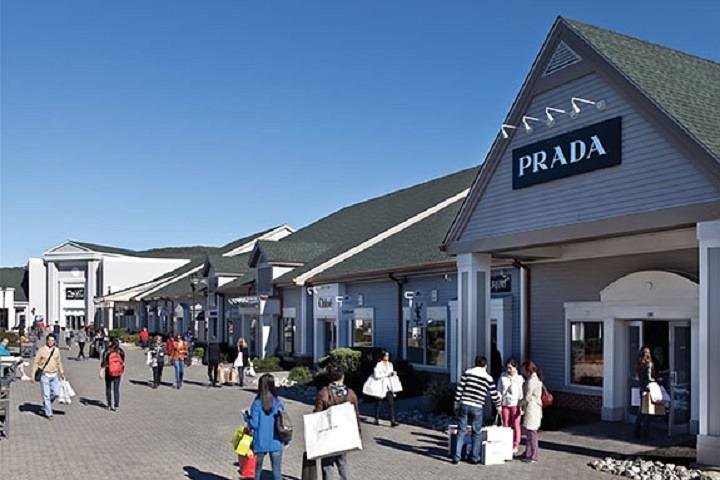 Woodbury Commons Shopping in NEW MKT Limousine - Image 5