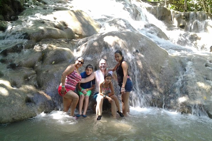 Half-Day Dunn's River Falls, Blue Hole Tour with River Tubing from Ocho Rios - Image 4