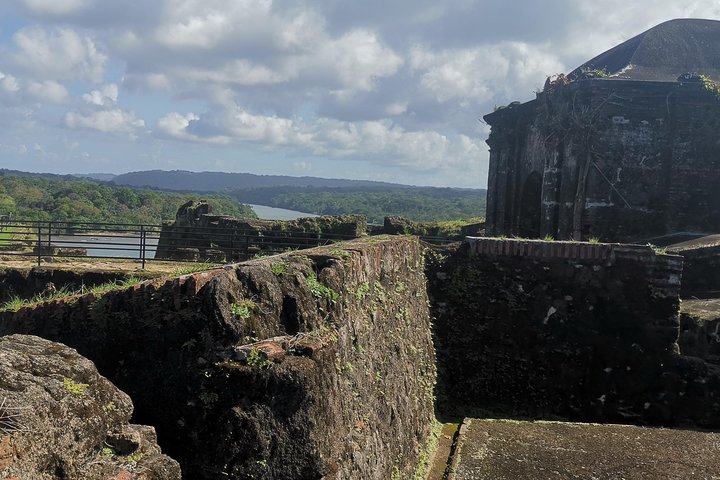 Colon, Fort San-Lorenzo - from one ocean to another by train - Image 1