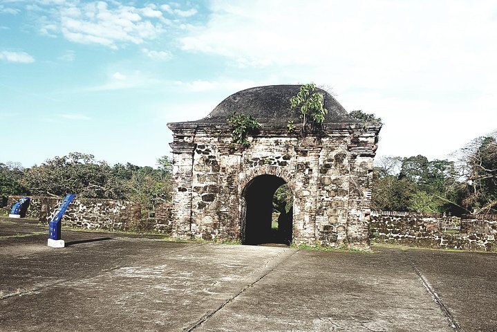 Colon, Fort San-Lorenzo - from one ocean to another by train - Image 2