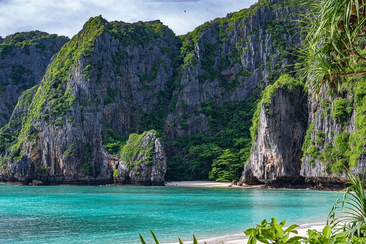 Hype Yacht : VIP Tour Phi Phi Island & Maya Bay from Phuket - Image 5