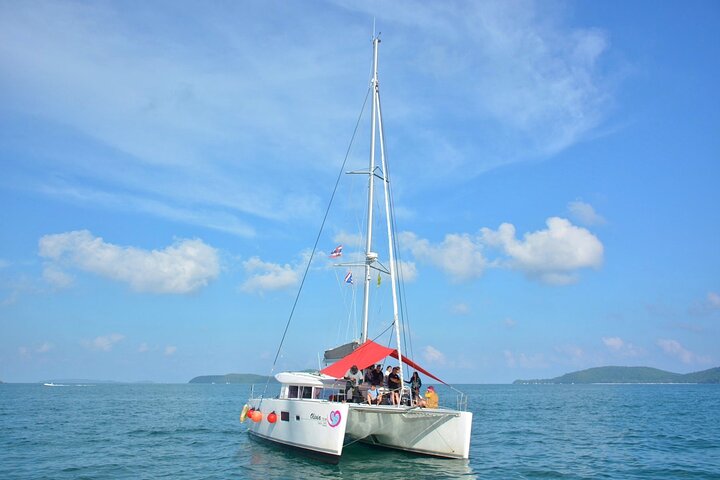 Private Catamaran Yacht Charter to Maiton & Coral Islands - Image 3