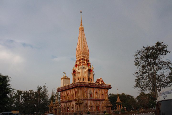 Private local city tour with english speaking driver - Image 1
