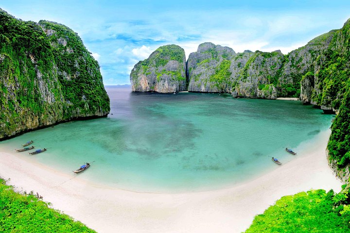 The Inviting Beauty of Phi Phi Islands - Image 1