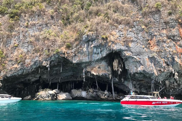 The Inviting Beauty of Phi Phi Islands - Image 4