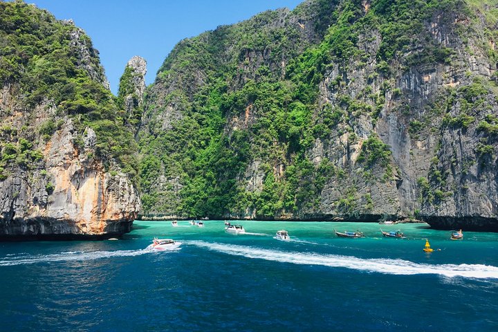 The Inviting Beauty of Phi Phi Islands - Image 3