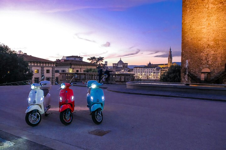 Vespa Primavera rental for one day in the center of Florence - Image 3