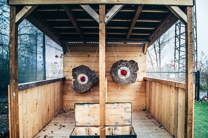Axe throwing and barbecue - Image 1