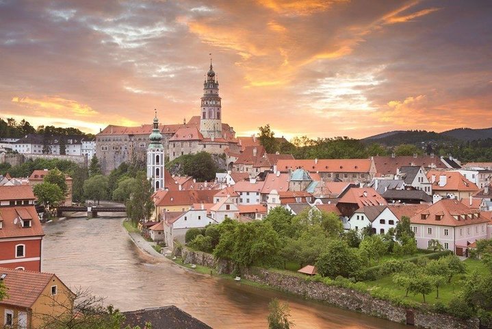 Private One-Way Sightseeing Transfer from Prague to Vienna via Cesky Krumlov - Image 2