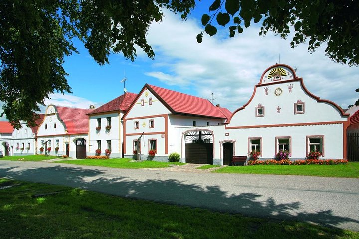 Private sightseeing transfer from Prague to Cesky Krumlov - Image 3