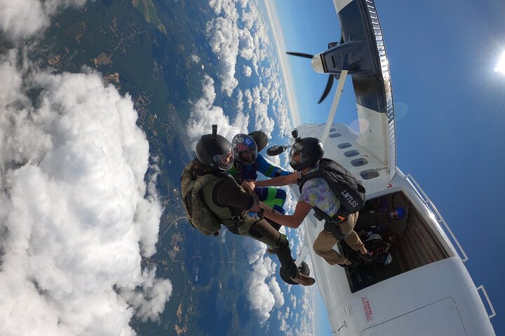 Skydiving Tandem Experience - Image 3