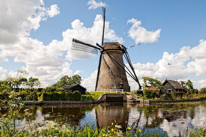 Private tour from Rotterdam to Windmills of Kinderdijk & Gouda Cheese Experience - Image 3